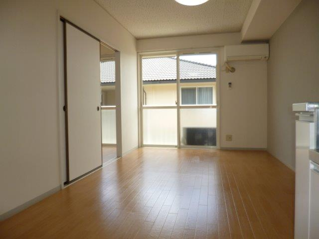 楠小路Aの居間・リビング