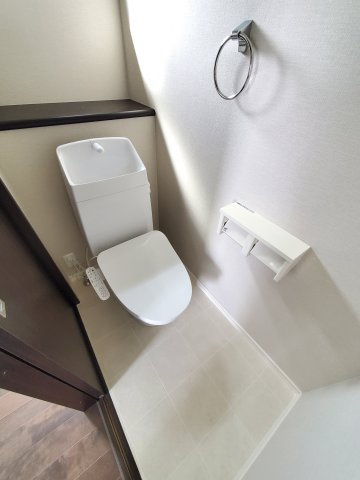 八潮市　木曽根　中古戸建のトイレ|2階　落ち着いた色調のトイレです