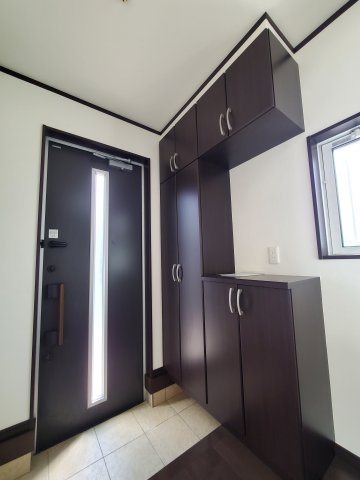 八潮市　木曽根　中古戸建の玄関|ゆったりとした玄関です