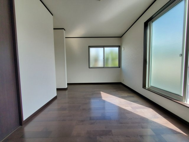 八潮市　木曽根　中古戸建の洋室|大きな窓は陽当りにに加えて通気性能を上げてくれます