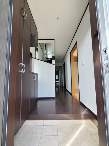 八潮市　木曽根　中古戸建の玄関|明るい玄関です