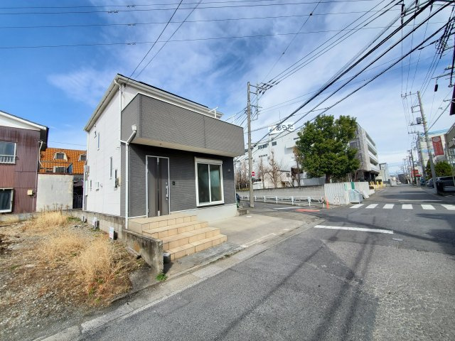 八潮市　木曽根　中古戸建の前面道路含む現地写真|前面道路ゆったり。車の出し入れもストレスなし