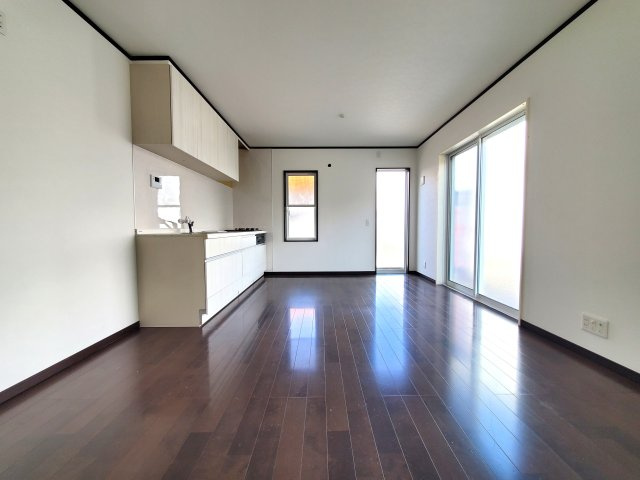 八潮市　木曽根　中古戸建の居間・リビング|陽当り良好なリビング家族みんなが爽やかに健やかに過ごせます