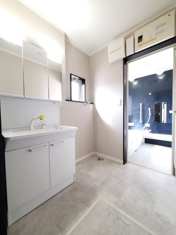 八潮市　木曽根　中古戸建の洗面所|家族全員が使用する洗面所はお掃除もしやすく使い勝手も良好