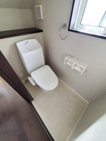 八潮市　木曽根　中古戸建のトイレ|小窓をつけて明るさをプラス！温水洗浄便座付きです