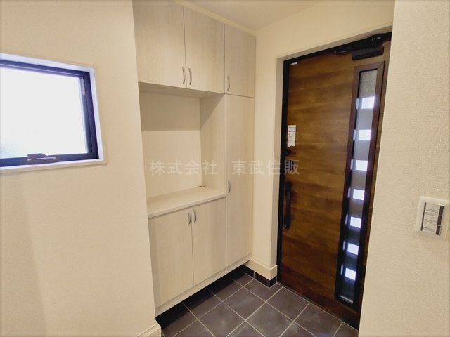 【玄関】 | 富士見市渡戸　全１棟 | 収納もある玄関です