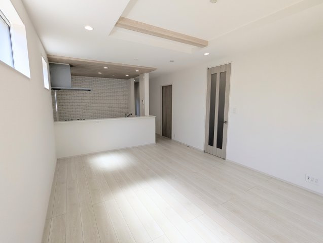 瀬戸市窯町　全2棟の居間・リビング