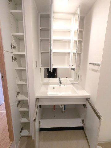 RETERRACE三ノ輪ウエストの設備|トイレと独立した洗面脱衣室、三面鏡付洗面台です