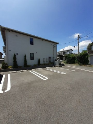 【駐車場】 | サンローレル | 駐車場に車を止められます