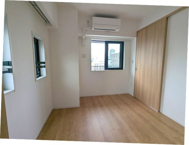 RETERRACE三ノ輪ウエストの設備|5帖洋室、角部屋2面採光
エアコン・クローゼット付です