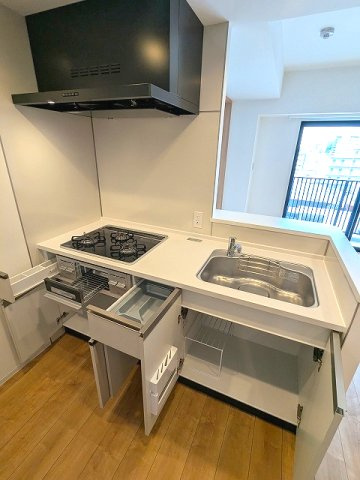 RETERRACE三ノ輪ウエストの設備|グリル付ガス3口システムカウンターキッチン、瀟洒でお手入れ楽なガラストップコンロです