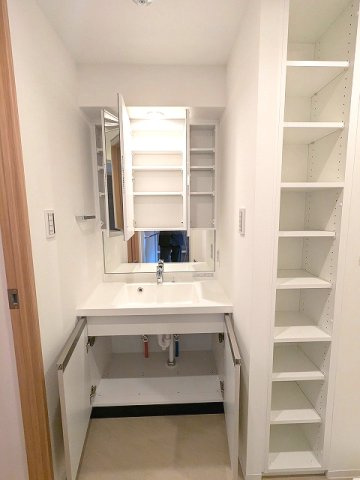 RETERRACE三ノ輪ウエストの設備|トイレと独立した洗面脱衣室、三面鏡付洗面台です