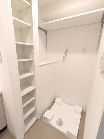 RETERRACE三ノ輪ウエストの設備|トイレと独立した洗面脱衣室の洗濯機置場は排水口のお手入れしやすい様に手前中央に配置し、足高の防水パンです