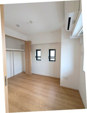 RETERRACE三ノ輪ウエストの設備|5帖洋室、角部屋2面採光
エアコン・クローゼット付です
