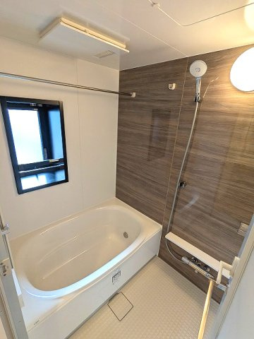 RETERRACE三ノ輪ウエストの浴室|窓付き、追焚オートバス、浴室換気乾燥機、24時間換気システム、ワイドシャワーヘッド