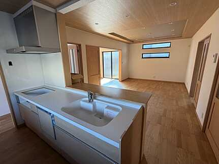 広島市安佐南区相田７丁目 の居間・リビング|木目調がお洒落なリビング！折り上げ天井で空間の広さを演出◎