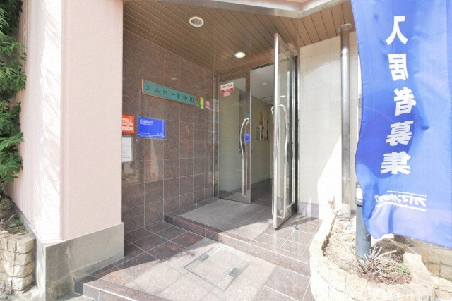 大阪市生野区中川１丁目の賃貸マンションのエントランス