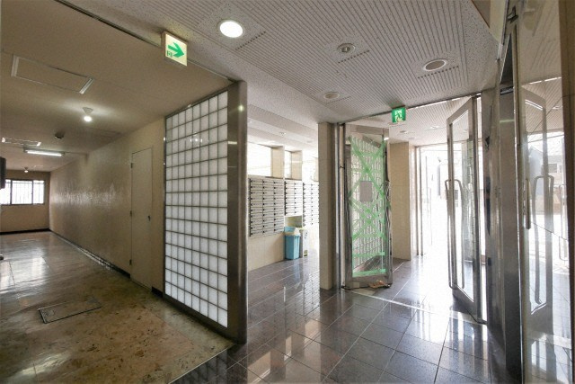 大阪市生野区中川１丁目の賃貸マンションのロビー