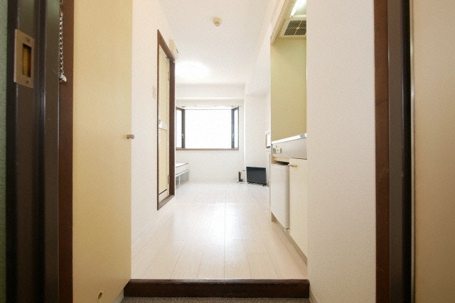 大阪市生野区中川１丁目の賃貸マンションの玄関