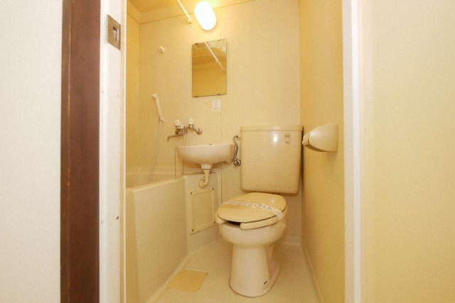 大阪市生野区中川１丁目の賃貸マンションのトイレ