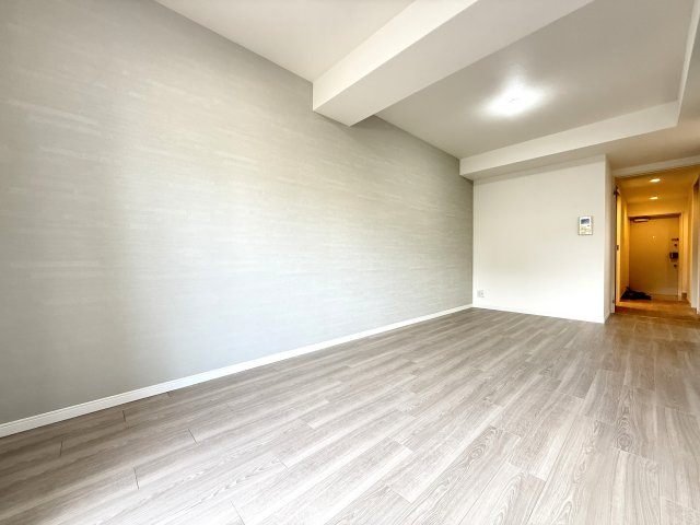 アルファライフ束本の居間・リビング|開放感ある配置で動線良好。
すぐに使える内装リフォーム済。