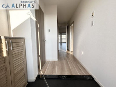 【玄関】 | ドルミハイツ垂水A棟 | ◆玄関ドアからあたたかな光が入り込む広々とした玄関です♪
◆シューズボックスがございますので、散らかりがちな玄関もスッキリと片付きます！