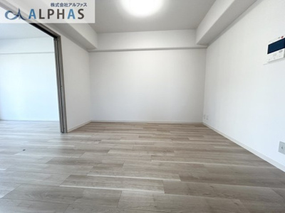 【居間・リビング】 | ドルミハイツ垂水A棟 | ◆フローリングなのでお掃除がラクラク♪
◆どんな家具にも合う、シンプルでナチュラルな内装です！