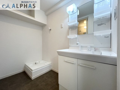 【独立洗面台】 | ドルミハイツ垂水A棟 | ◆洗面所には収納スペースがあり、洗剤や日用品をすっきり収納できます！