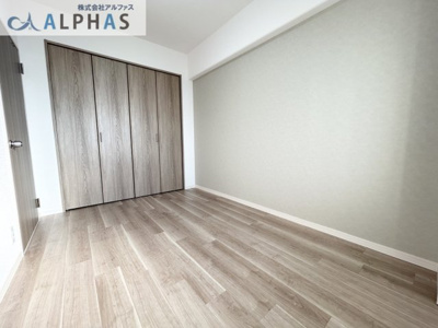 【洋室】 | ドルミハイツ垂水A棟 | ◆収納性をしっかり備えた住まいなので、お部屋がスッキリ片付きます！
◆学習机に本棚・ベッドをしっかり置ける洋室。衣類はクローゼットにスッキリ収納できます♪