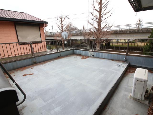 【バルコニー】 | 牛久市神谷６丁目　中古戸建 | ワイドなバルコニーで、ご家族全員のお洋服もらくらく干せちゃいます( *´艸｀)