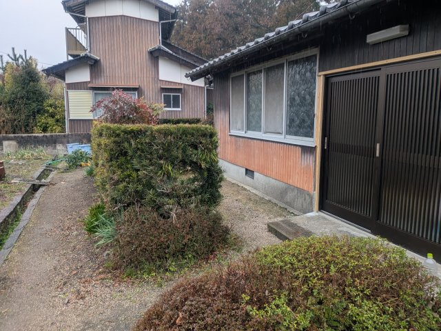 三の宮2丁目貸家（西側）の庭