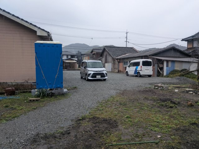 三の宮2丁目貸家（西側）の駐車場