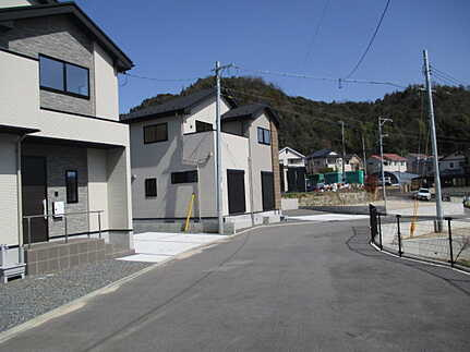 佐伯区利松3丁目の前面道路含む現地写真