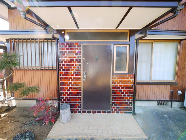 茂原市茂原　平家中古戸建の玄関|敷地約81坪 北東角地 2SK平屋 倉庫付  閑静な立地 都市ガス上下水 スーパーイオン徒歩約13分