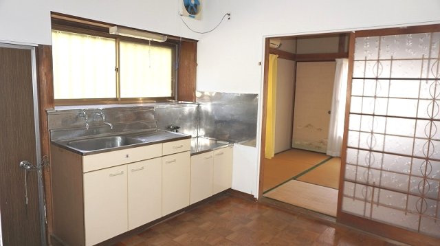 茂原市茂原　平家中古戸建のキッチン|敷地約81坪 北東角地 2SK平屋 倉庫付  閑静な立地 都市ガス上下水 スーパーイオン徒歩約13分