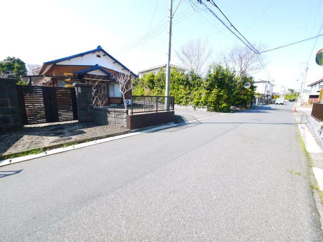 茂原市茂原　平家中古戸建の前面道路含む現地写真|敷地約81坪 北東角地 2SK平屋 倉庫付  閑静な立地 都市ガス上下水 スーパーイオン徒歩約13分