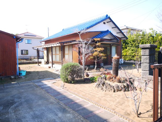 茂原市茂原　平家中古戸建の外観|敷地約81坪 北東角地 2SK平屋 倉庫付  閑静な立地 都市ガス上下水 スーパーイオン徒歩約13分