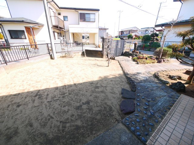 茂原市茂原　平家中古戸建の庭|敷地約81坪 北東角地 2SK平屋 倉庫付  閑静な立地 都市ガス上下水 スーパーイオン徒歩約13分