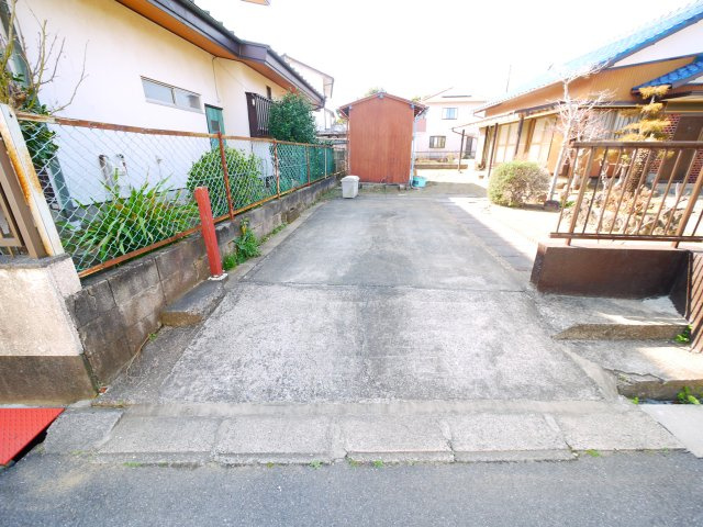 茂原市茂原　平家中古戸建の駐車場|敷地約81坪 北東角地 2SK平屋 倉庫付  閑静な立地 都市ガス上下水 スーパーイオン徒歩約13分