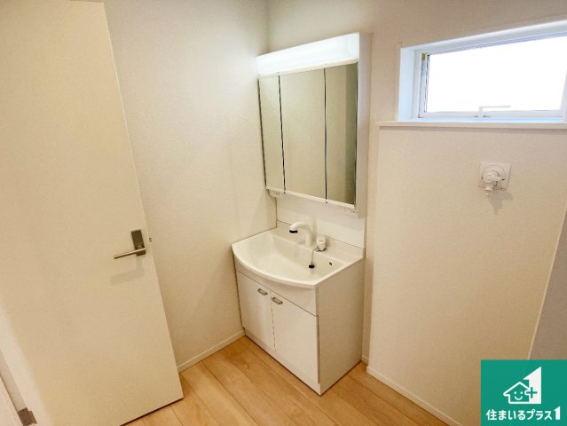 小野市神明町　第10期　新築一戸建ての独立洗面台|清潔感のある洗面台です。フラットな鏡は掃除がしやすく毎日清潔！鏡裏には収納があるのでスッキリとした洗面台が保てます。