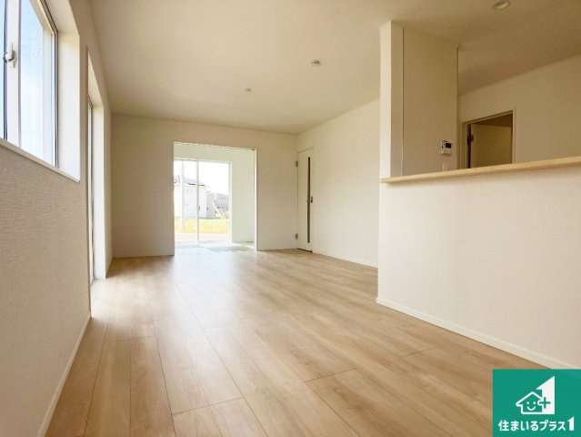 小野市神明町　第10期　新築一戸建ての居間・リビング|日当たり良好の明るいリビングで朝の目覚めもスッキリできそう！対面キッチンでご家族のコミュニケーションも自然と増える設計！小さなお子様が遊ぶスペースを作っても広々とくつろげるLDK！