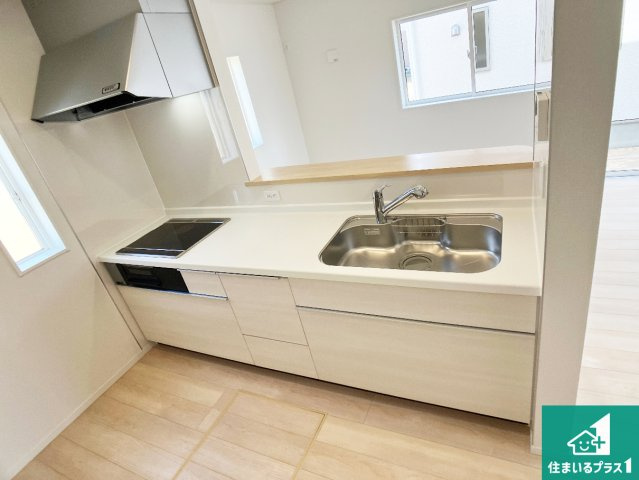 小野市神明町　第10期　新築一戸建てのキッチン|リビングと統一感があり、使い勝手のいいキッチン。広々としているので、二人並んで作業が出来ちゃいます。お子様と一緒に色々なお料理に挑戦できるスペースがあります。