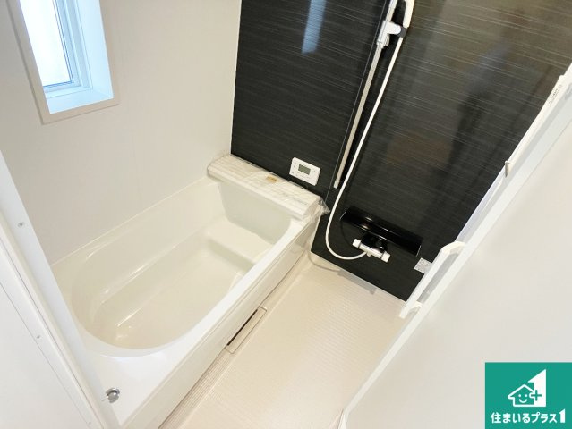 小野市神明町　第10期　新築一戸建ての浴室|足をゆったり伸ばして寛げる浴槽です。窓が設けられていますので差し込む光が明るく穏やかな雰囲気にしてくれます♪浴室乾燥機も設置しているので、雨の日の洗濯物も安心です♪