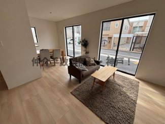 【居間・リビング】 | 神戸市西区王塚台７丁目　新築戸建4号棟　仲介手数料無料！ | こちらの居間で趣味の時間をお楽しみください