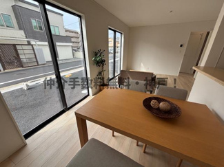 【居間・リビング】 | 神戸市西区王塚台７丁目　新築戸建4号棟　仲介手数料無料！ | 居間です