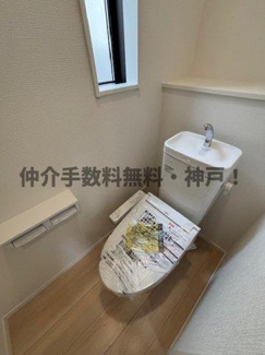【トイレ】 | 神戸市西区王塚台７丁目　新築戸建4号棟　仲介手数料無料！ | 落ち着いたトイレです