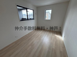 【洋室】 | 神戸市西区王塚台７丁目　新築戸建4号棟　仲介手数料無料！ | 落ち着いた色調の洋室です