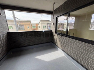 【バルコニー】 | 神戸市西区王塚台７丁目　新築戸建4号棟　仲介手数料無料！ | 開放的で明るい空間を演出してくれるバルコニーです