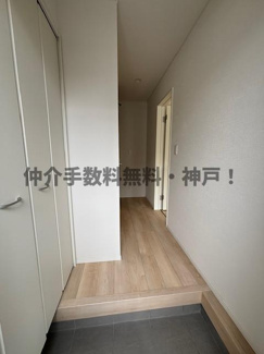 【玄関】 | 神戸市西区王塚台７丁目　新築戸建4号棟　仲介手数料無料！ | 収納もある玄関です