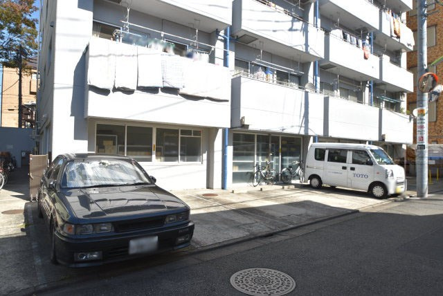 【駐車場】 | いづみハイツ芦花公園 | マンションの駐車場スペース。空きの有無や駐車料金、サイズ規定などについては、改めてお問い合わせください。～即日のご見学可能～　お問合せはお気軽にどうぞ。
